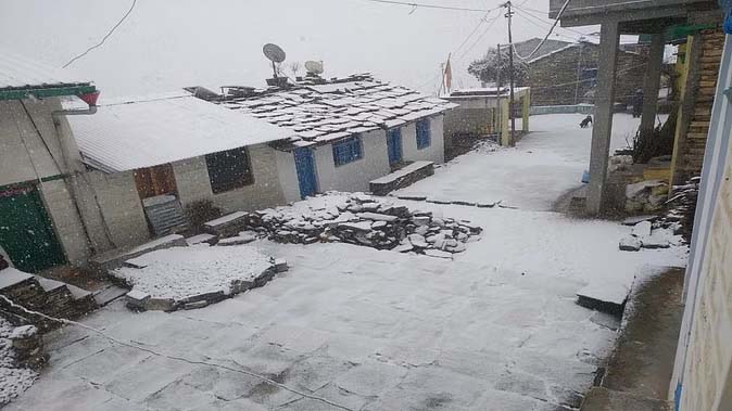 Snowfall: धारचूला से मुनस्यारी तक चांदी सी चमकीं पहाड़ियां, फिर हुई बर्फबारी